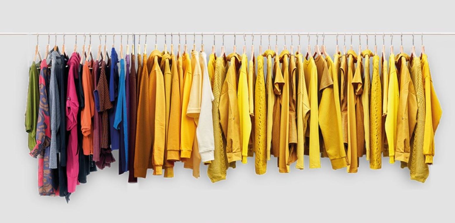 rack de vêtements sans inscriptions - don campagne de collecte