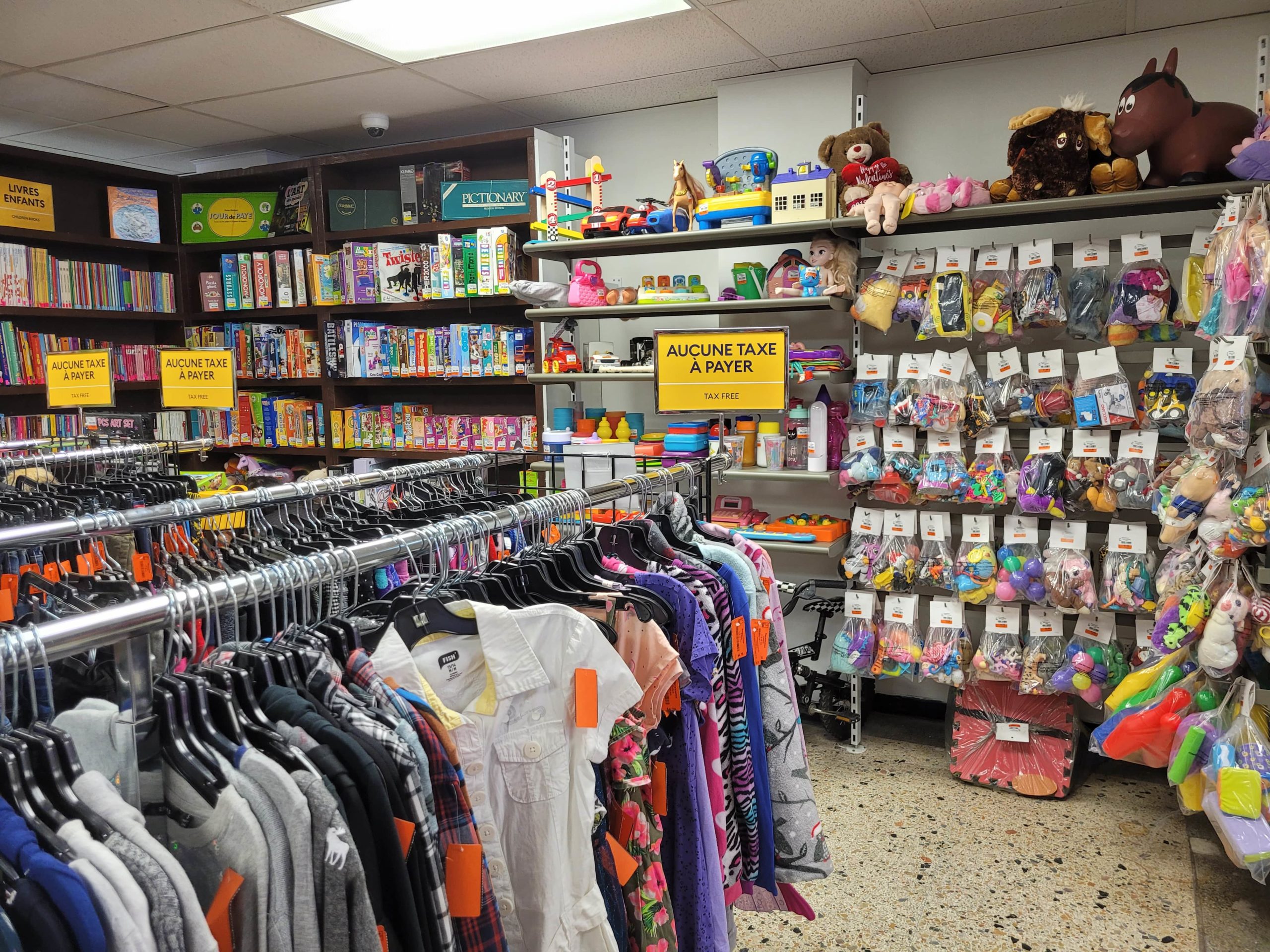 Intérieur d'une boutique pour enfants. Rangé de jouets et de livres. Renaissance