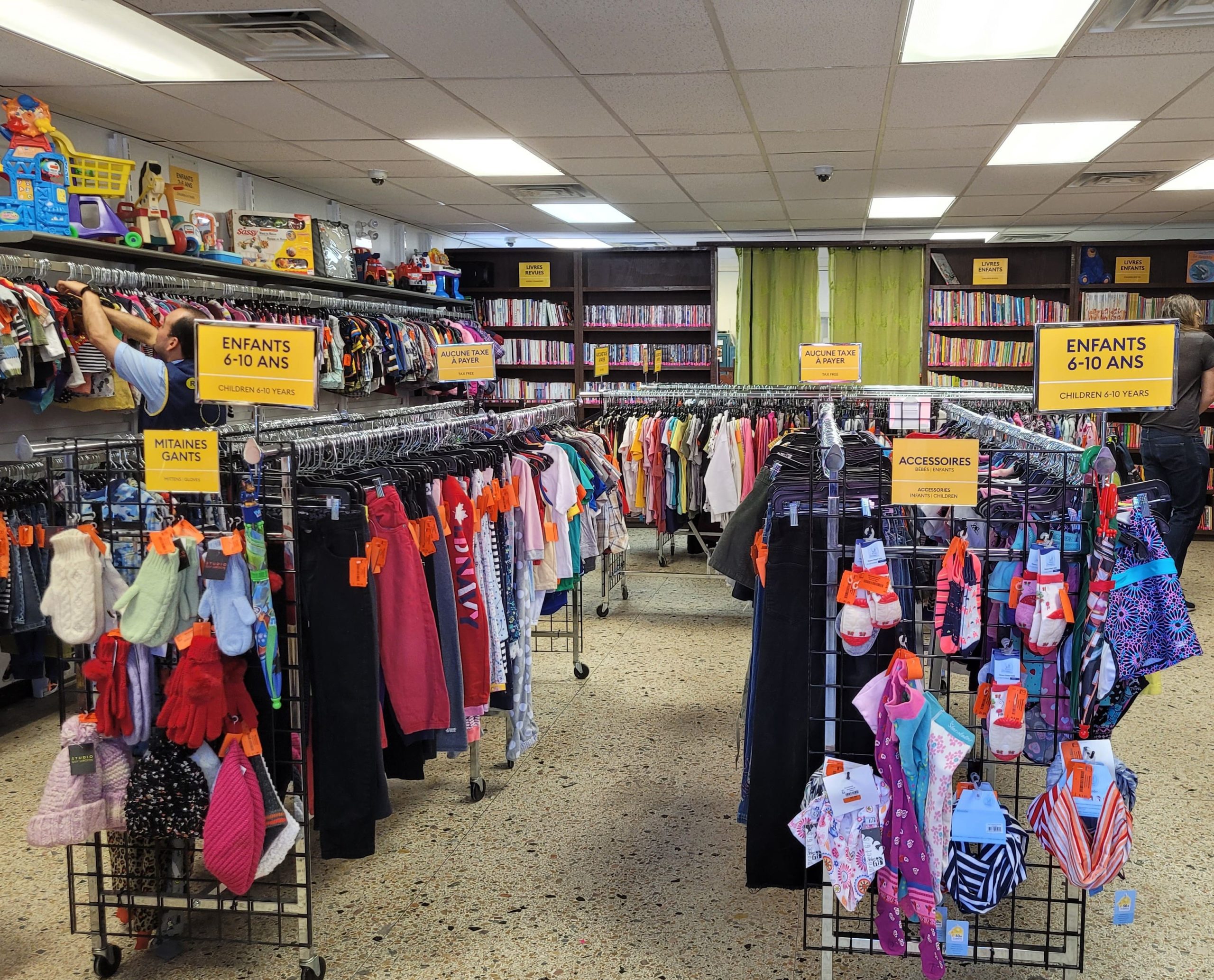 Intérieur d'une boutique de vêtements pour enfants. Renaissance